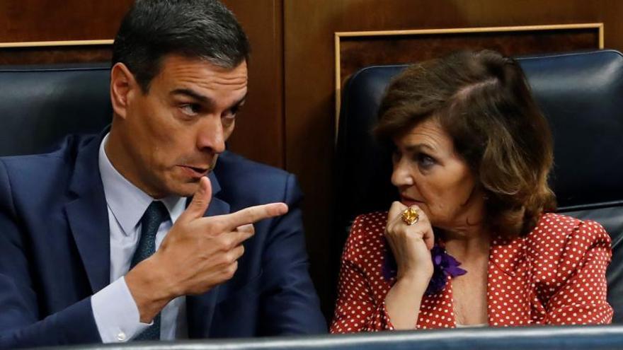 Carmen Calvo junto a Pedro Sánchez en el Congreso.