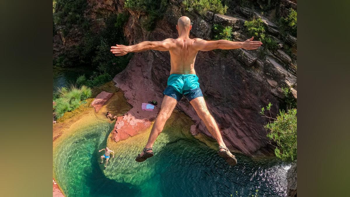 La espectacular imagen de Jaume saltando en la Poza Negra de Fuentes de Ayódar está generando miles de reacciones.