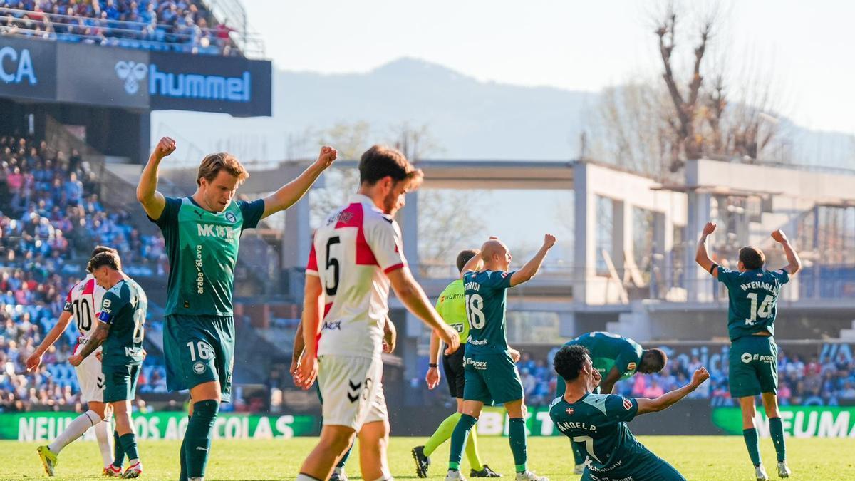 Los jugadores del Alavés celebran el triunfo