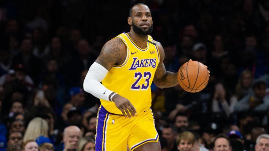 LeBron adelantó a Bryant en la lista de anotadores históricos la noche anterior