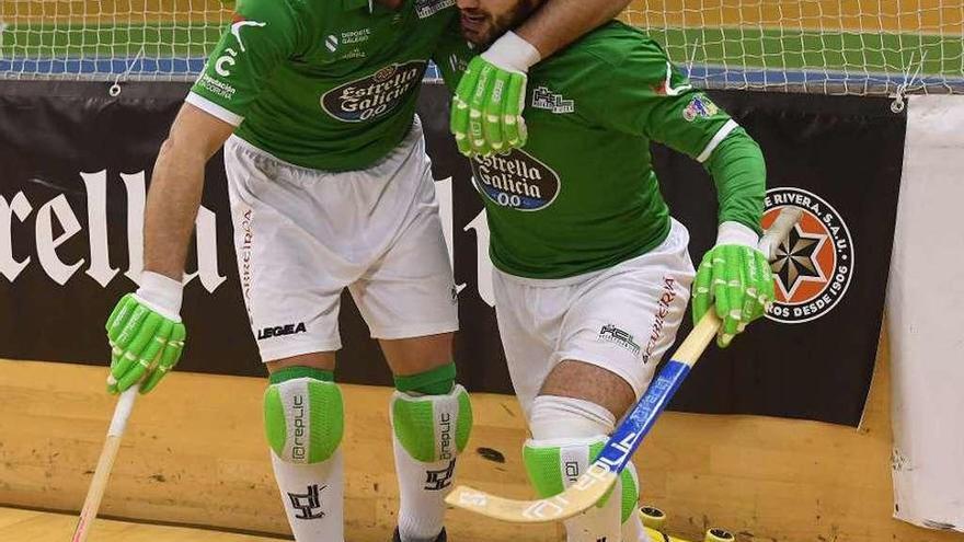 Josep Lamas y David Torres se abrazan en la celebración del primer gol del Deportivo Liceo.