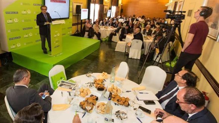 El director del Instituto de Economía Internacional de la UA, Antonio Escudero, durante su intervención.