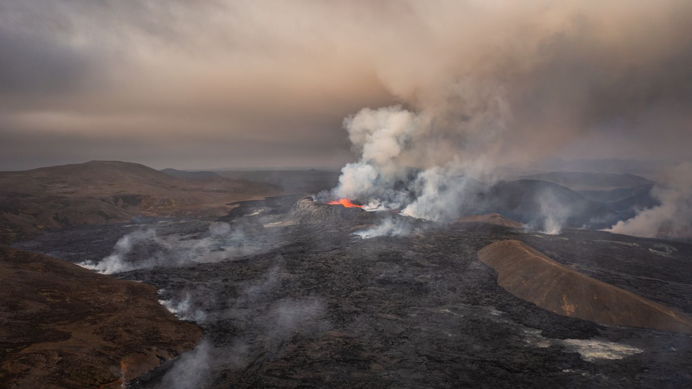 Vista aérea de una erupción volcánica