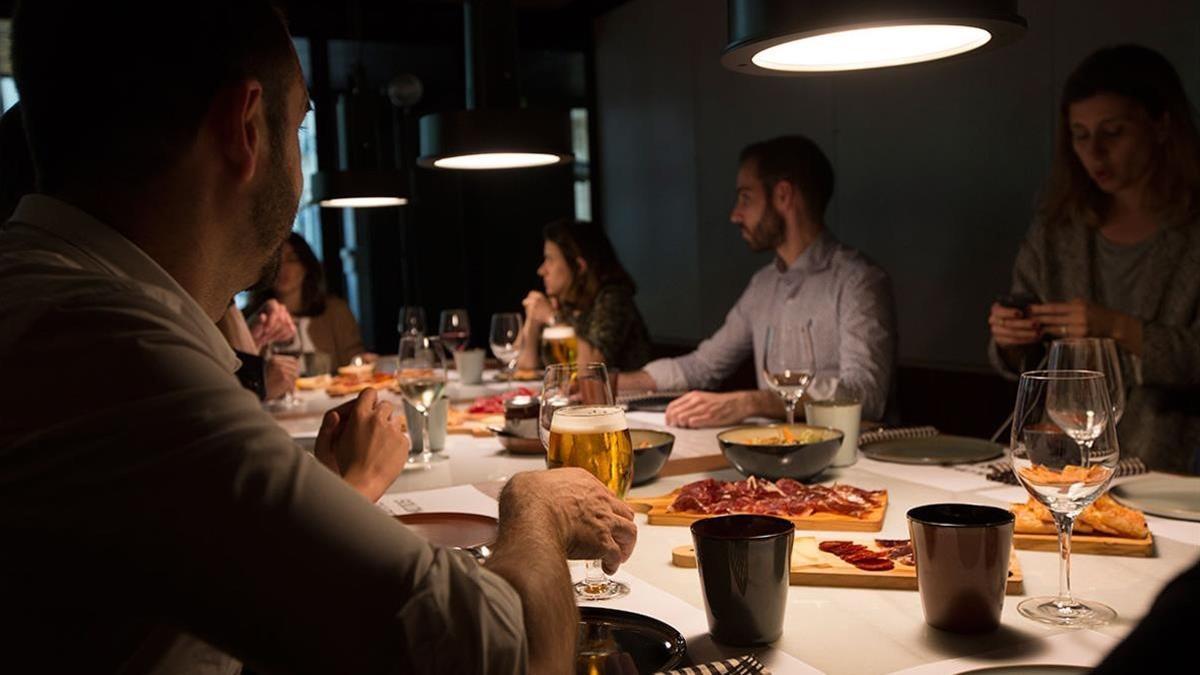 Imagen de archivo de una cena de grupo en el restaurante Solomillo.