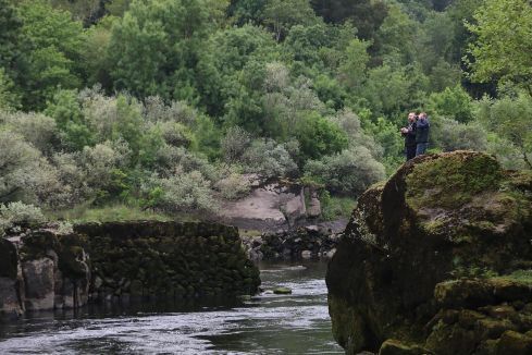 Búsqueda por agua y aire del joven arrastrado por el río en Arbo