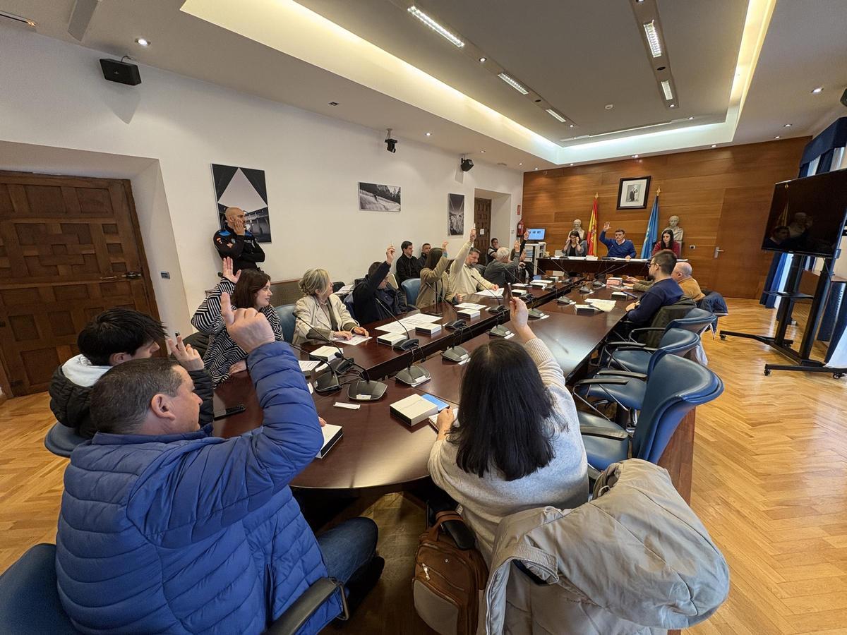 Los concejales del equipo de gobierno votan a favor de los presupuestos.