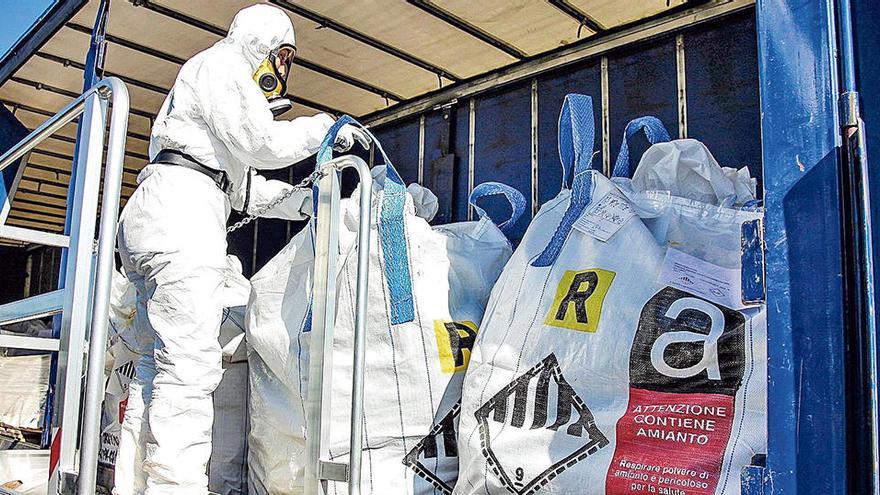 La retirada de amianto, siempre en manos de empresas certificadas - Diario  de Ibiza