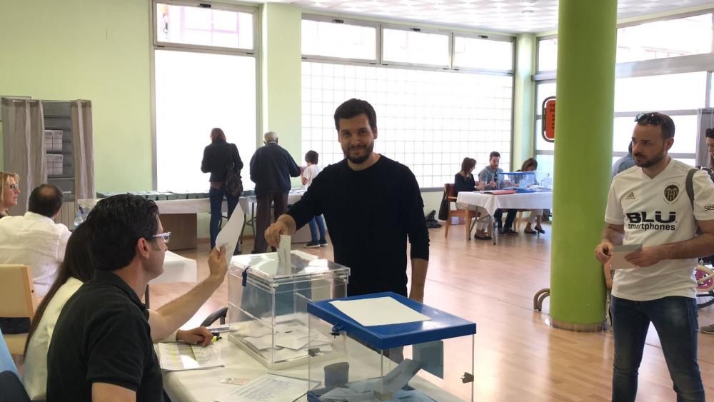 Pau Alabajos (Compromís) vota en Torrent.