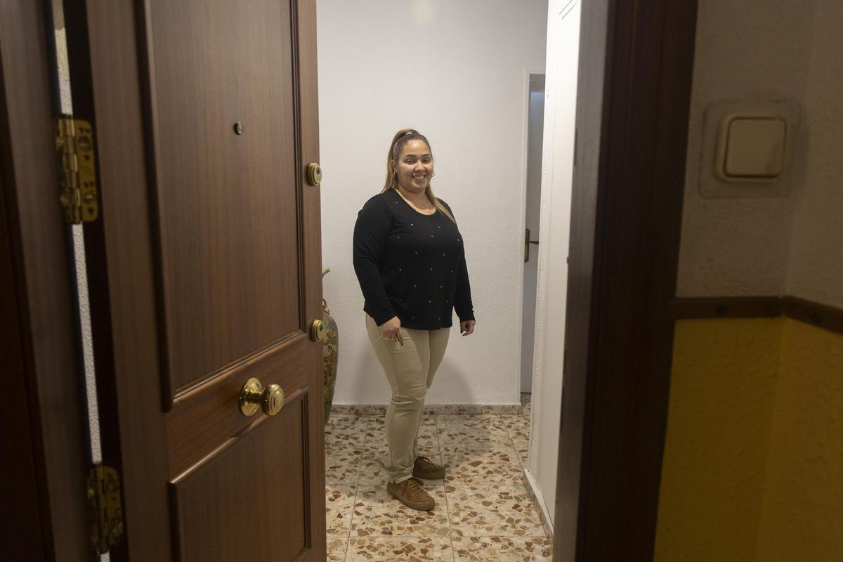 La cubana Maray Alcolea Gómez lleva dos años residiendo en Alicante con su esposo y su hijo menor de edad