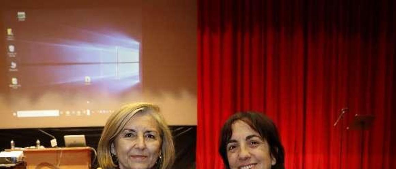 Carmen Alba, a la izquierda, con Paula García, directora de Ordenación, Evaluación y Equidad Educativa del Principado, ayer, en la Casa de Cultura.