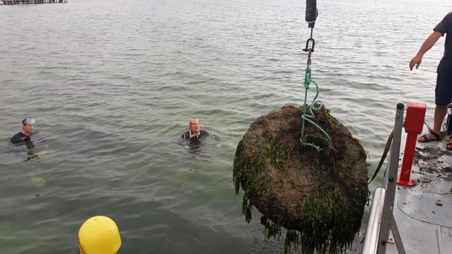 Retiran fondeos irregulares en el Mar Menor.