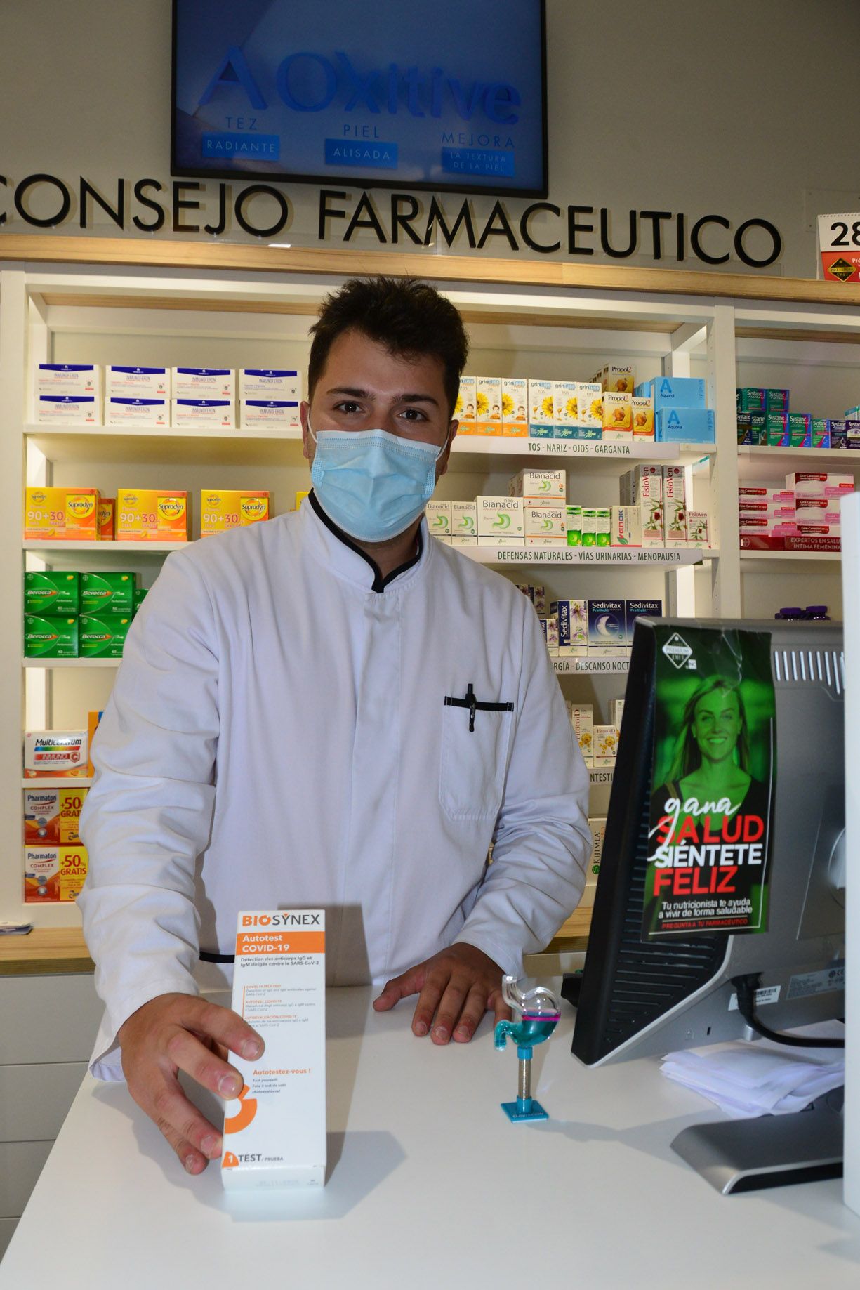 David Durán, en su farmacia, con los tests que agotó durante la mañana de ayer.