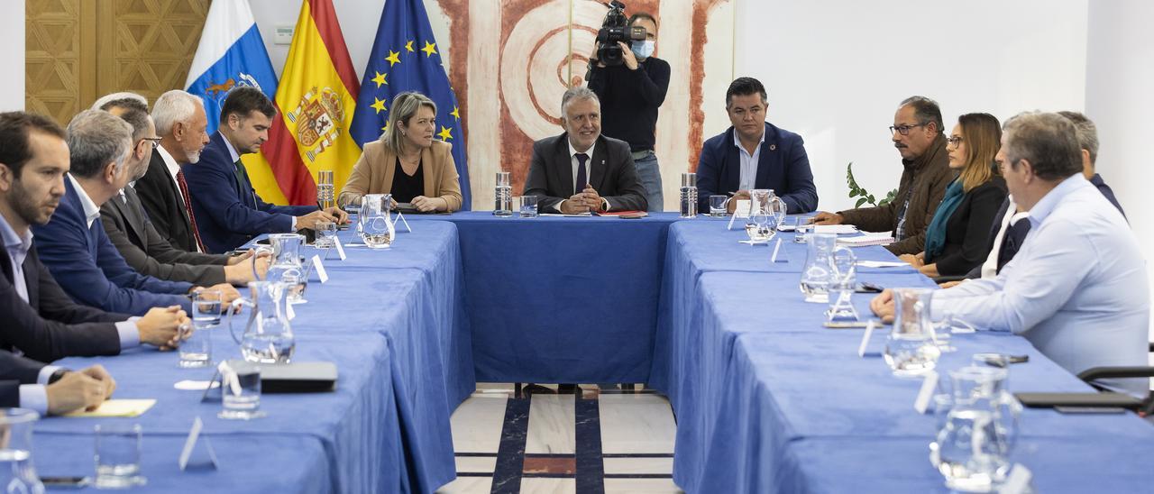 Angel Víctor Torres preside la reunión con ganaderos, productores industriales y supermercados.