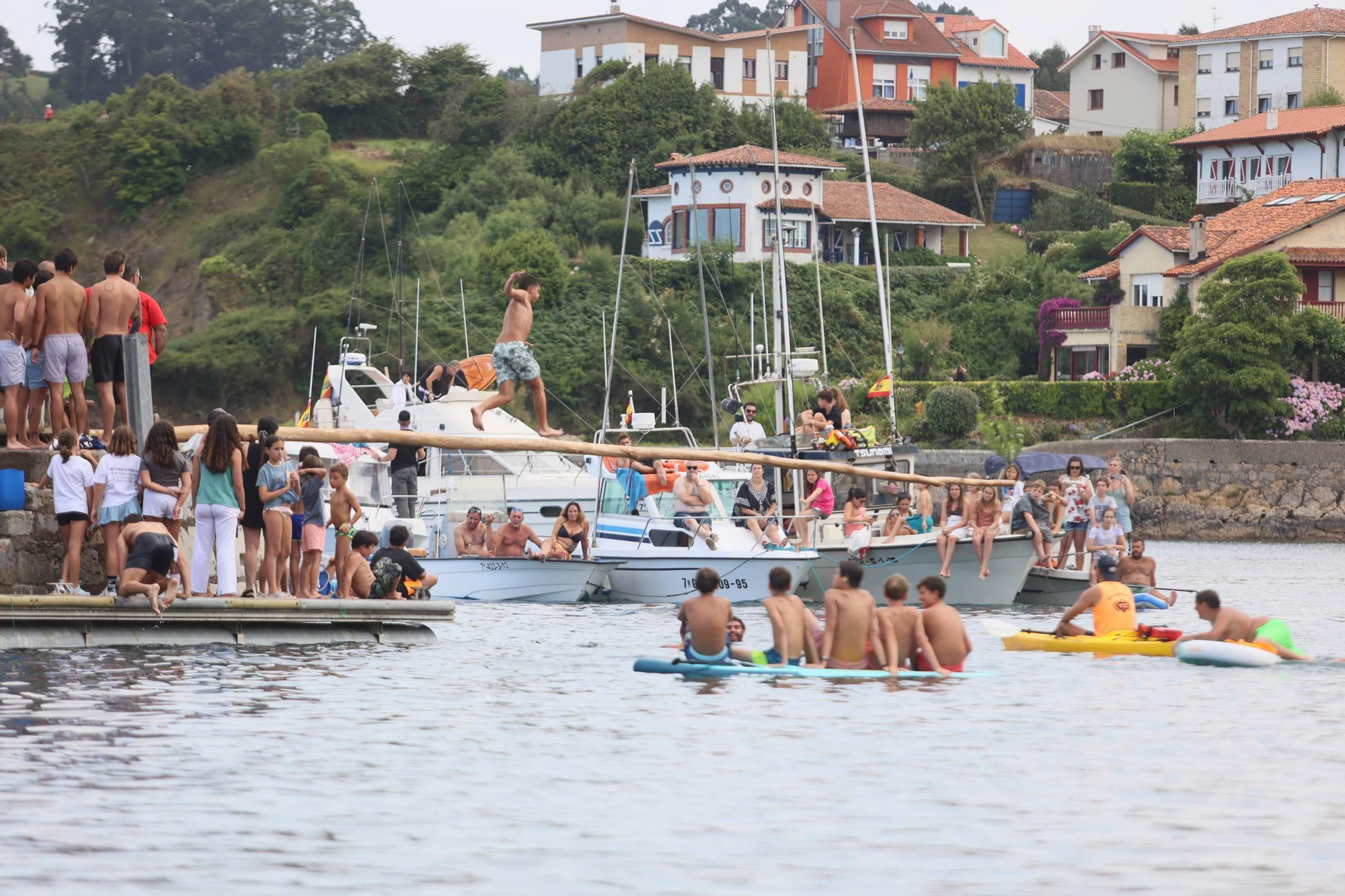 EN IMÁGENES: La multitudinaria cita de la cucaña en el Carmen de Luanco