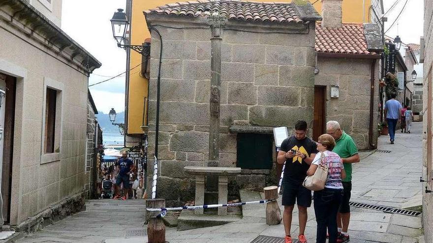 Turistas en una calle de Combarro. // Rafa Vázquez