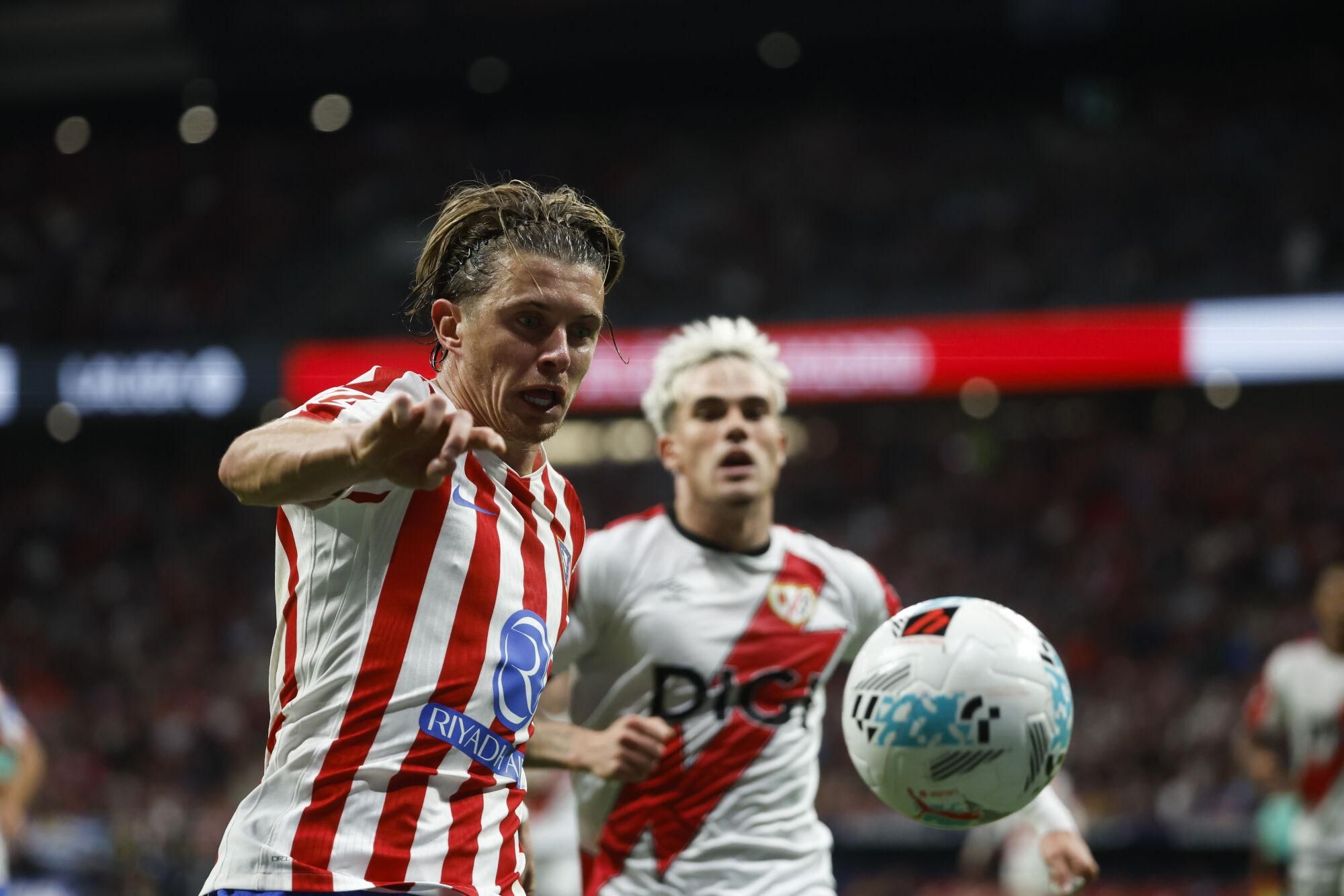 El centrocampista inglés del Atlético de Madrid Connor Gallagher (i) durante el partido de la jornada 6 de Liga que disputan ante el Rayo Vallecano en el estadio Riyadh Air Metropolitano, en Madrid. EFE/Juanjo Martín. (Rayo) (Atlético Madrid)