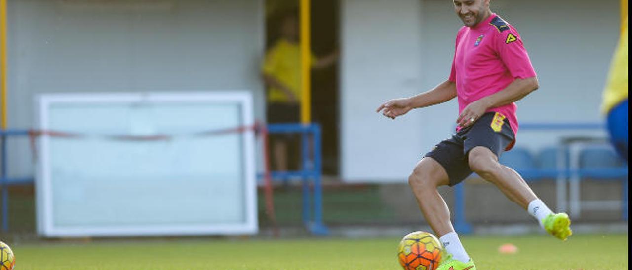 Antolín Alcaraz, defensa de la UD Las Palmas, toca el balón durante un entrenamiento en Barranco Seco.