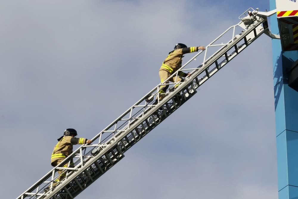 Visita de los bomberos a los niños del Cunqueiro