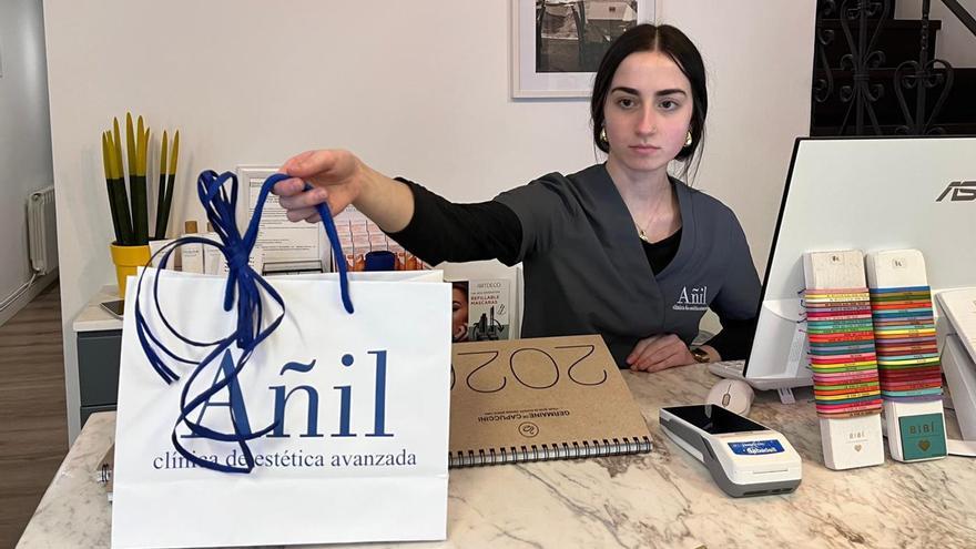 Personal de Añil posa con uno de sus bonos regalo.