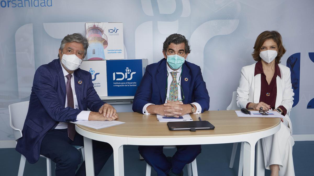 De izq. a drcha.: Ángel de Benito, secretario general de IDIS; Juan Abarca, presidente de IDIS, y Marta Vilanueva, directora general de la Fundación IDIS.