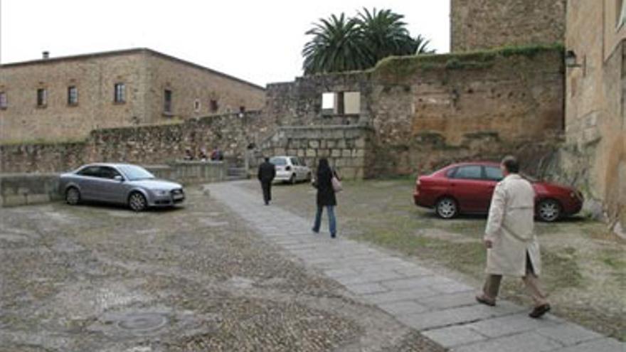 El ayuntamiento predica con el ejemplo y limita el aparcamiento en las Piñuelas