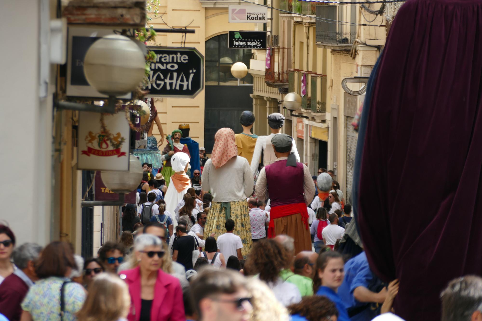 Vuit colles gegants passegen pel centre de Figueres