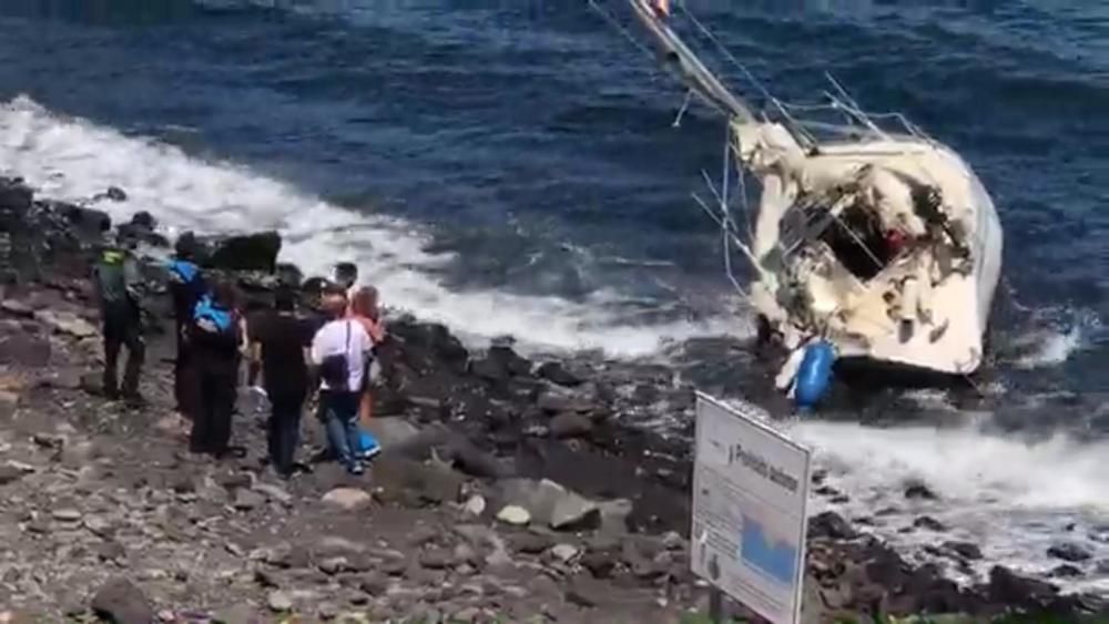 Un yate encalla en la playa del Parque Marítimo