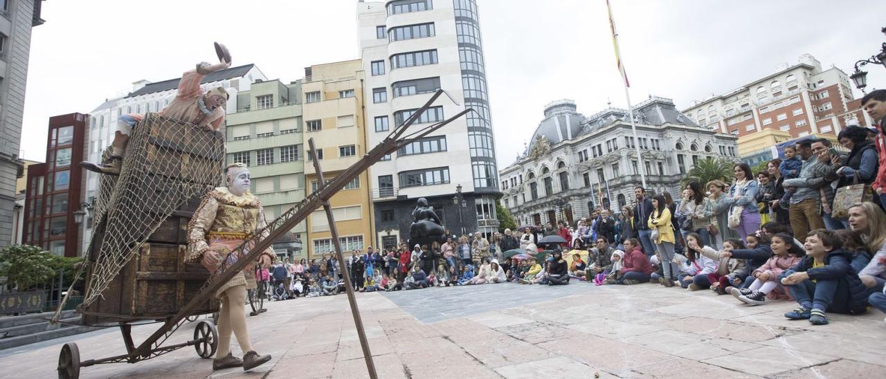 Los payasos de «Bukraa Circus» llegan a la plaza de la Escandalera para «El Gran Final». | Miki López