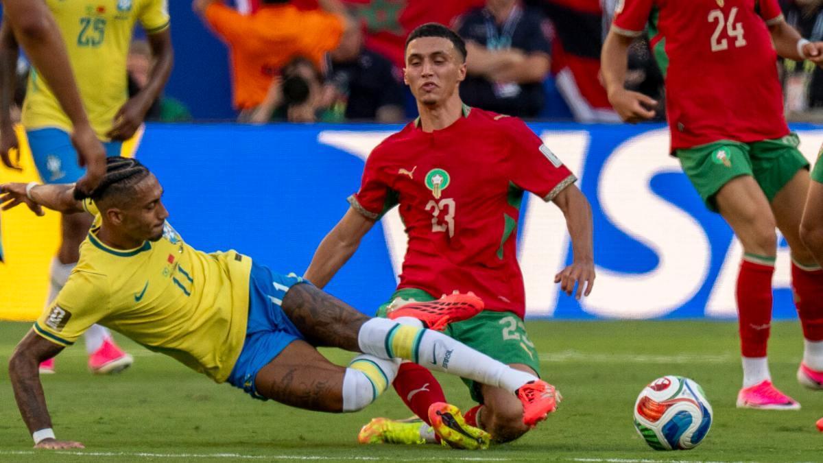Raphinha, que se entregó en labores de contención, disputa el balón con Khannouss
