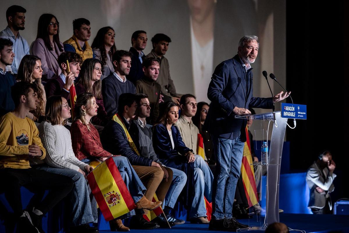 En imágenes | Primer gran acto del PP en Zaragoza para las elecciones del 8F y visita de Azcón y Ayuso a la Basílica del Pilar