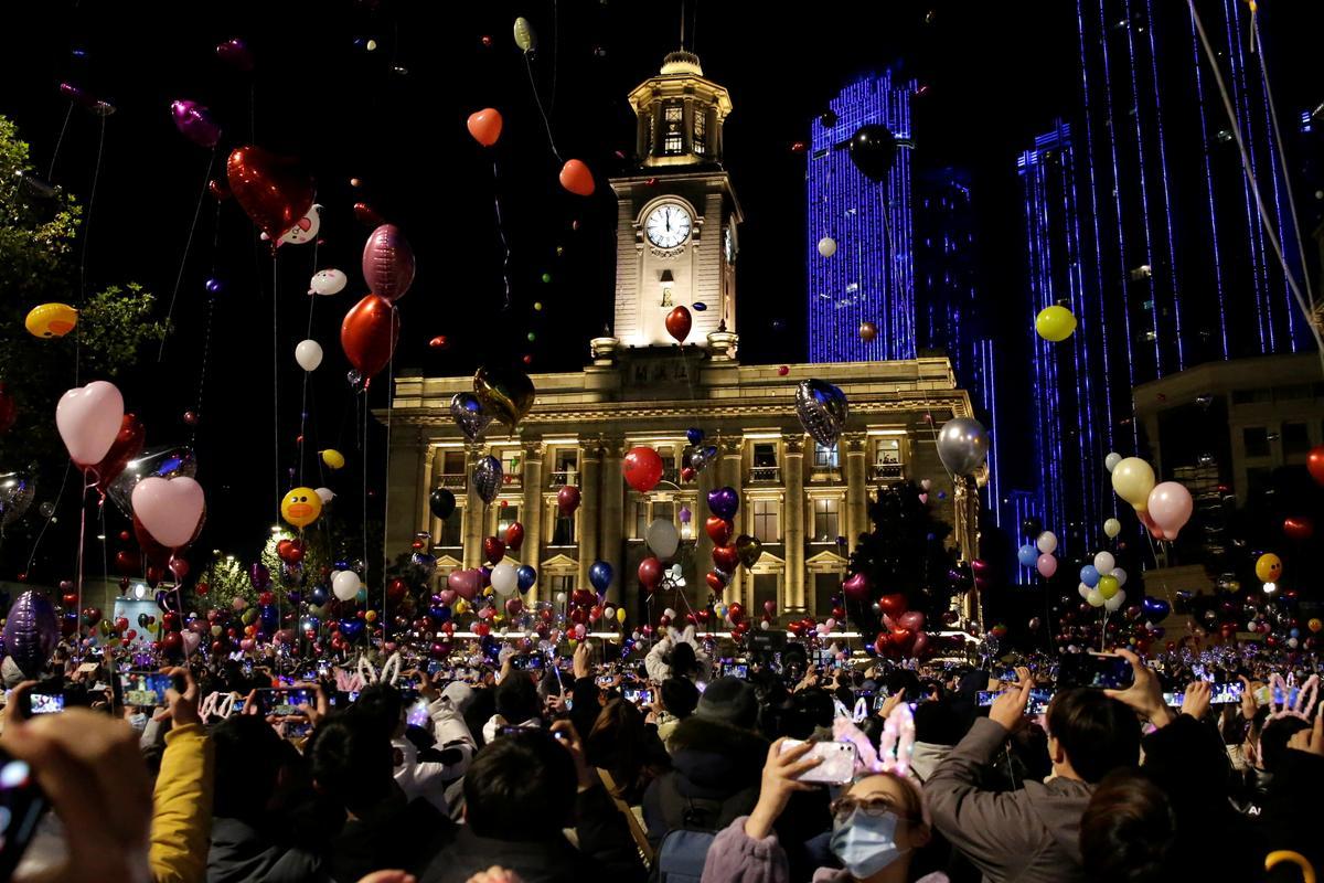 Personas celebrando el año nuevo en Wuhan