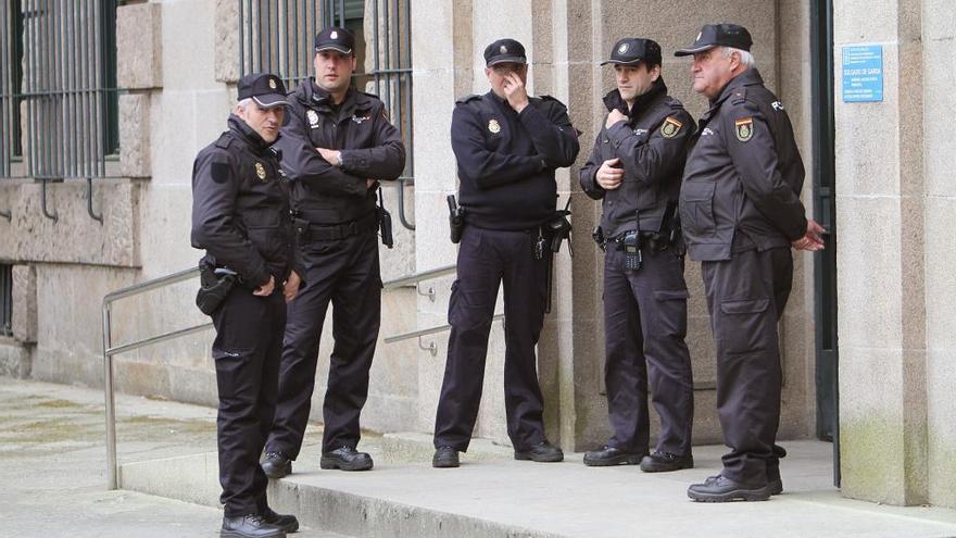 Un grupo de policías nacionales