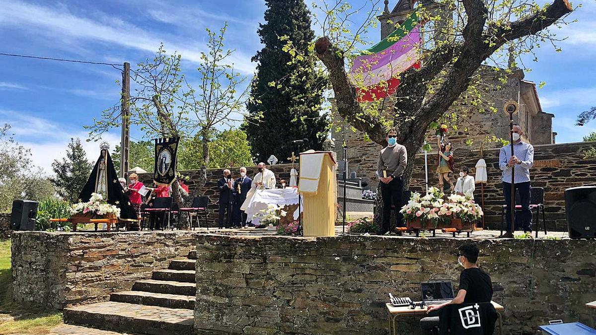 Misa en los jardines de la ermita en Trabazos con la Virgen de la Soledad y San Miguel. | Ch. S.  