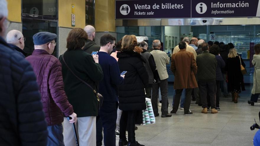 Fervor por al AVE en Asturias: más de nueve mil billetes vendidos, horas de colas y el hombre que se gastó casi mil euros en la taquilla