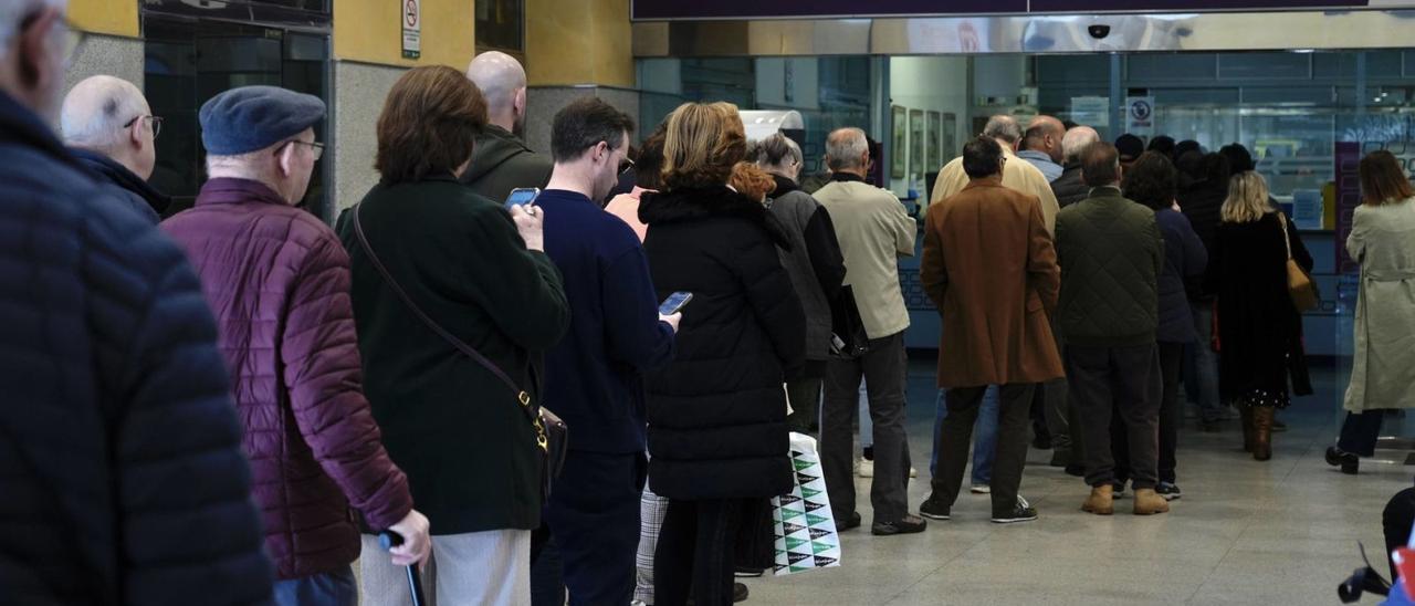 Fervor por al AVE en Asturias: más de nueve mil billetes vendidos, horas de colas y el hombre que se gastó casi mil euros en la taquilla