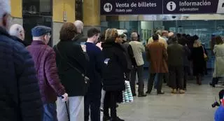 Fervor por al AVE en Asturias: más de nueve mil billetes vendidos, horas de colas y el hombre que se gastó casi mil euros en la taquilla