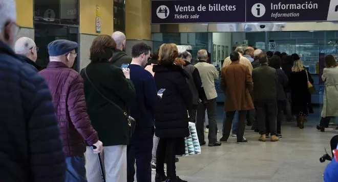 Fervor por al AVE en Asturias: más de nueve mil billetes vendidos, horas de colas y el hombre que se gastó casi mil euros en la taquilla