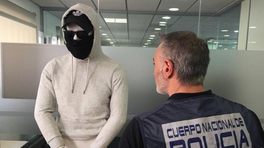 La Policía muestra en un maniquí la ropa intervenida al detenido