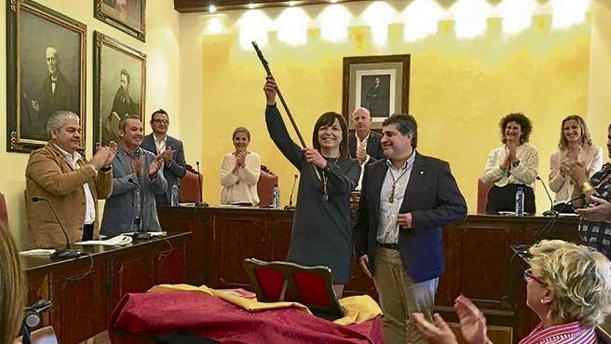 Catalina Riera (que continuará siendo concejala de Educación) alza la vara junto al alcalde saliente, Pedro Rosselló (Medio Ambiente).