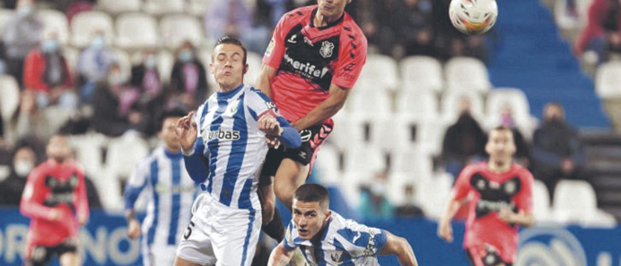 Álex Bermejo le gana el salto a Tarín, central del Leganés, en una jugada del partido de ayer en Butarque.