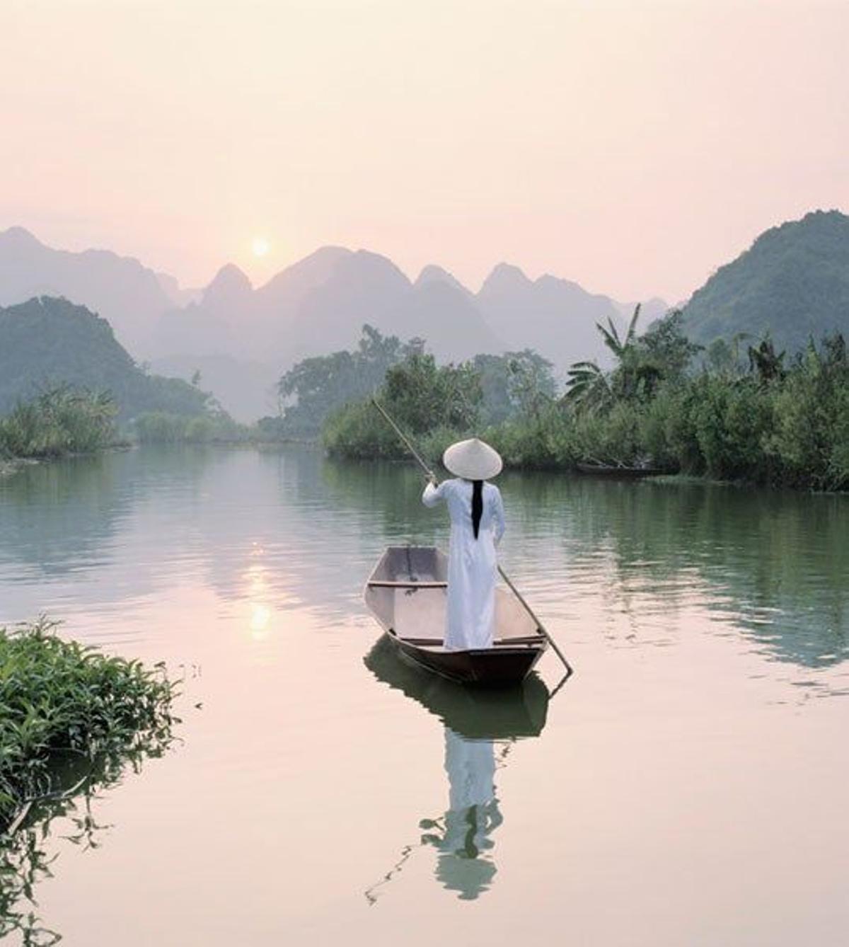 Chica jóven sobre el río cerca de Hanoi, en Vietnam.
