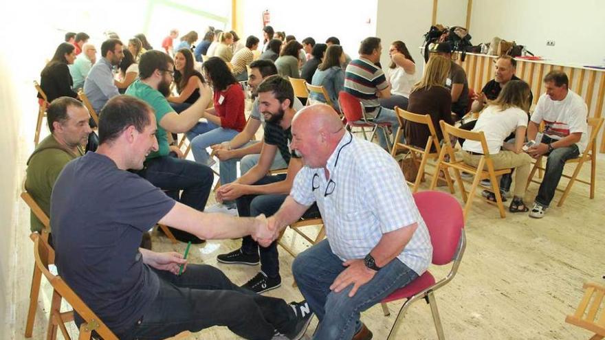 Los participantes en la jornada de &quot;networking&quot; de ayer, en pleno ejercicio.