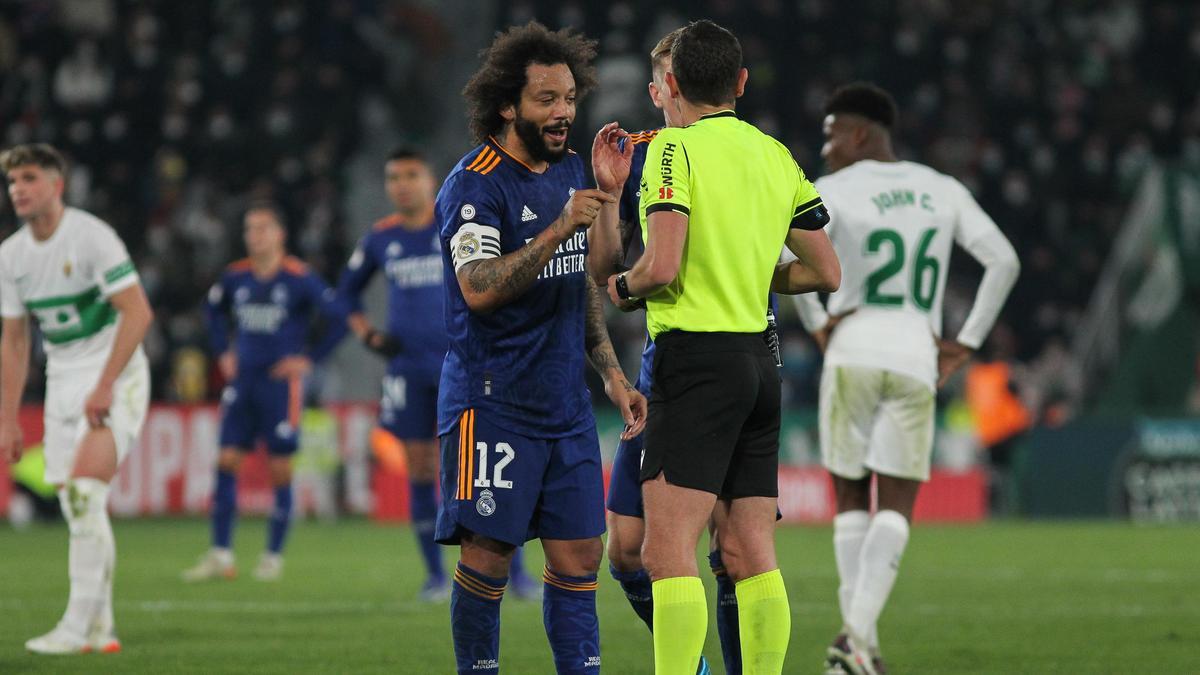 Marcelo Vieira habla con el árbitro tras ser expulsado en un partido de Copa del Rey.