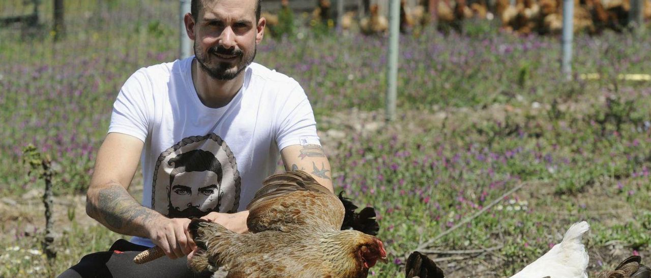 Rubén Jordedo, xunto a algunhas galiñas piñeiras na súa granxa de Penagudín. | // BERNABÉ/JAVIER LALÍN