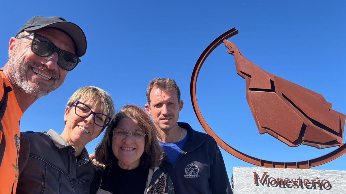 Manuel Calderón a su llegada a Monesterio, recibido por la alcaldesa.