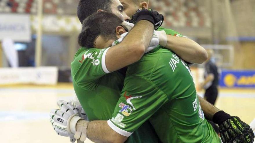 David Torres, Henrique Magalhães y César Carballeira celebran un gol del Liceo.