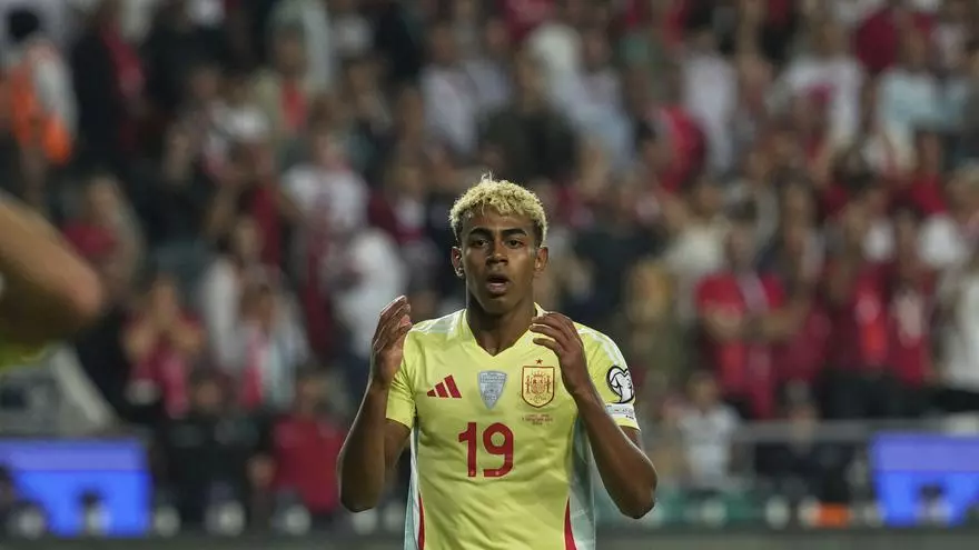 La RFEF, "sorprendida y molesta", desconvoca a Lamine