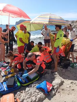 Los socorristas rescatan a un bañista de 87 años en estado grave en la playa de Palmira, en Calvià