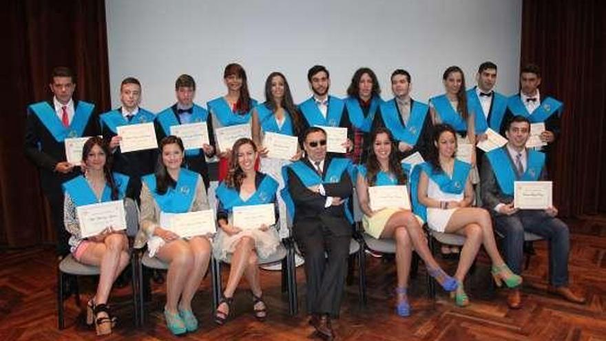 Los jóvenes del colegio San Narciso se graduaron ayer.  // S. Álvares