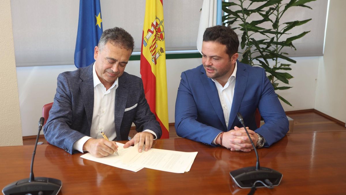 Firma del convenio entre el alcalde de Cerceda y el representante de Conventina Renovables, este martes.